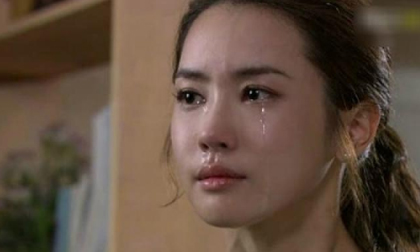 Chồng bị tai nạn, tôi trào nước mắt khi chứng kiến hành động của cô người yêu cũ