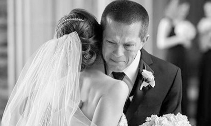 Nghẹn lòng tâm sự con gái cãi lời bố mẹ lấy chồng xa: “Mai con về, bố đón con nhé”