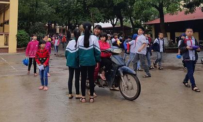 Mẹ học sinh bị thầy giáo dâm ô: “Thấy thầy giáo con tôi chui xuống gầm bàn trốn vì sợ”