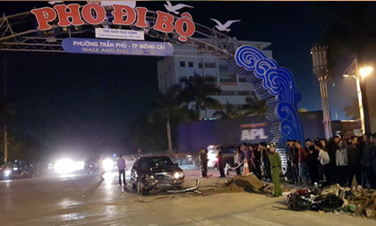 Xe máy lao vào ô tô trong phố đi bộ, 2 nam sinh tử vong