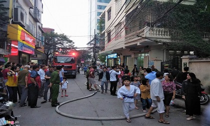 Nhà tập thể 5 tầng bốc cháy, cư dân hoảng loạn sơ tán