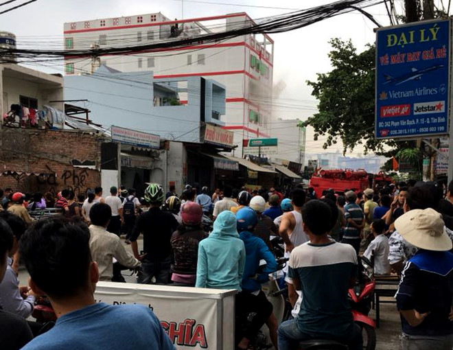 Nhieu nguoi chay thuc mang khoi khach san chay ngun ngut o Sai Gon hinh anh 1