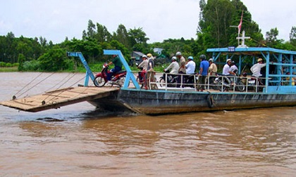 Đi vệ sinh trên đò qua sông Hậu, bé gái rơi xuống nước tử vong