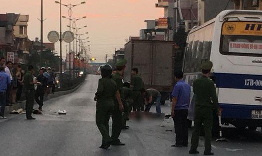 Người đàn ông đứt đầu sau va chạm liên hoàn với 2 ô tô
