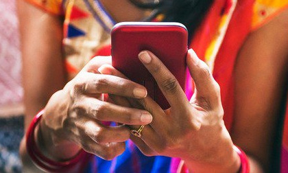 “Ăn ngủ' cùng facebook, vợ bị chồng siết cổ đến chết