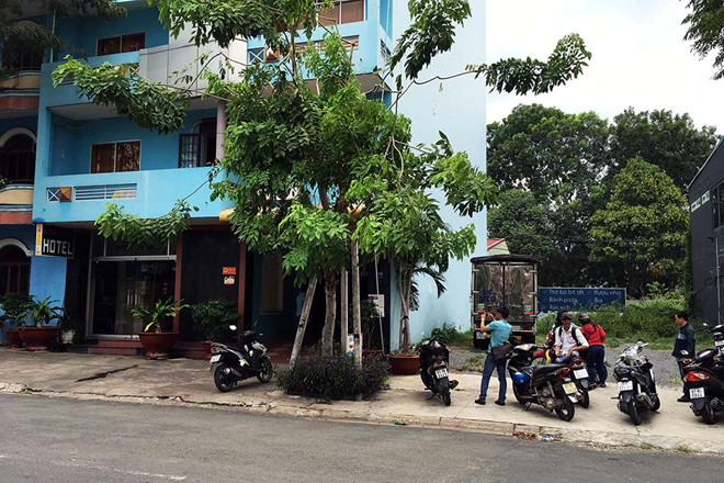Trung ta cong an tu vong trong tu the treo co o khach san hinh anh 1