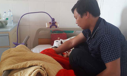 Giáo viên lùi ôtô làm chết HS: 1 em suýt bị chèn qua người lần nữa