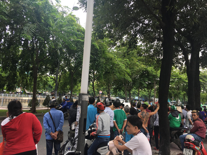 Nhân chứng vụ cô giáo bị đồng nghiệp cắt cổ: Người đàn ông lôi cô gái vào sát bờ kè rồi ra tay rất nhanh - Ảnh 1.