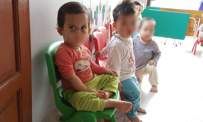 ‘Ẩn khuất’ từ cơ sở mầm non về nhà, bé 14 tháng tuổi bị tụ máu hai mắt