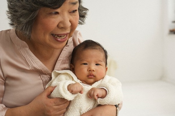Nhờ mẹ chồng lên chăm con giúp mà giờ tôi phải đứng giữa cuộc chiến giữa bà nội và bà ngoại - Ảnh 1.