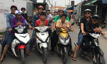 3 cha con rủ nhau đi cướp xe máy