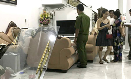 Côn đồ cầm búa, mã tấu xông vào nhà dân ở Sài Gòn đập phá