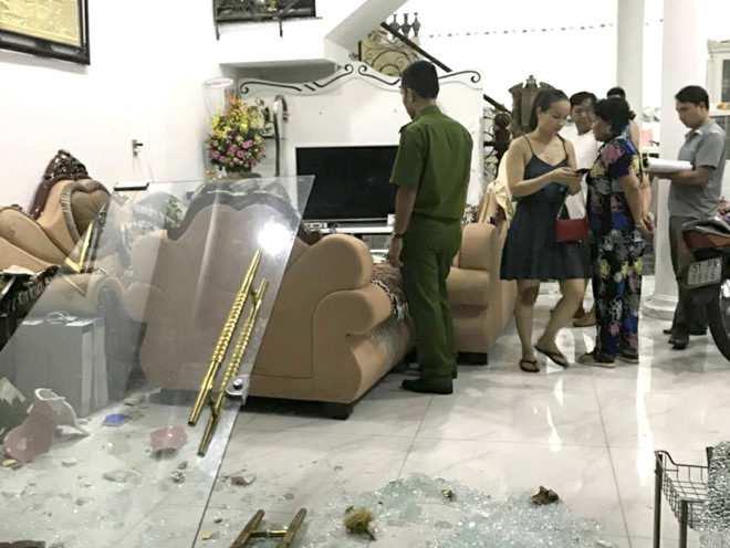 Con do cam bua, ma tau xong vao nha dan o Sai Gon dap pha hinh anh 2