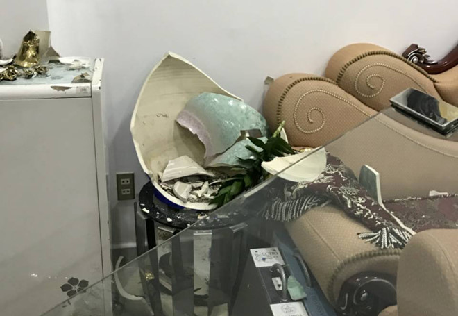 Con do cam bua, ma tau xong vao nha dan o Sai Gon dap pha hinh anh 1