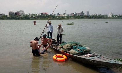 Hai bảo vệ lao xuống sống cứu thanh niên 18 tuổi nhảy cầu tự tử