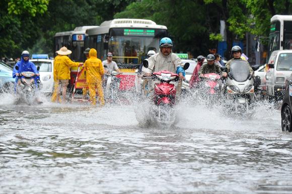 tin moi thoi tiet 26/4: ha noi co mua to kem gio giat manh, vung nui nguy co sat lo - 1