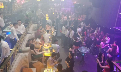 Phong tỏa 'thiên đường ăn chơi' giữa SG, cả trăm nam nữ vứt 'hàng' tháo chạy