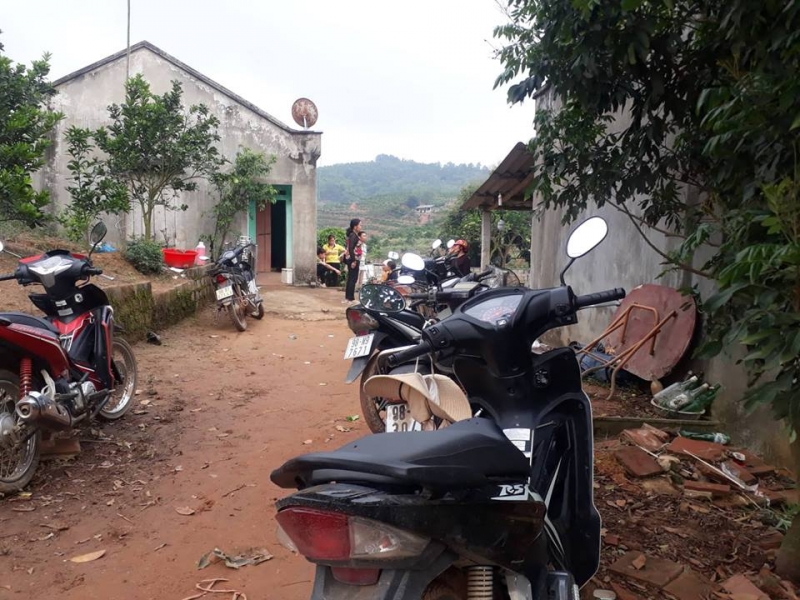  Người thân gia đình T. bàng hoàng sau khi cô bị giết hại.