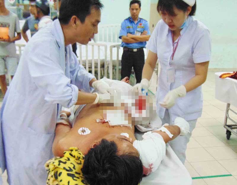 Bất đồng quan điểm khi... nhậu, cháu chém chú 10 nhát dao - 1