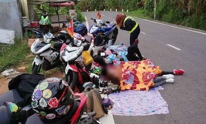 “Phượt thủ” rải áo mưa ngay đường quốc lộ, thản nhiên đắp chăn nằm nghỉ khiến dân mạng bức xúc