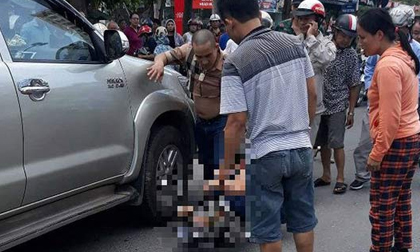 Tạm giữ tài xế lùi xe bán tải cán chết người