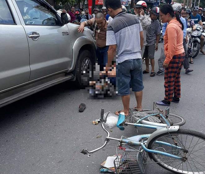 Tạm giữ tài xế lùi xe bán tải cán chết người - 1