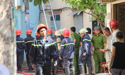 Cháy căn nhà trong hẻm khói đen bốc cao hàng chục mét, người dân một phen hỗn loạn
