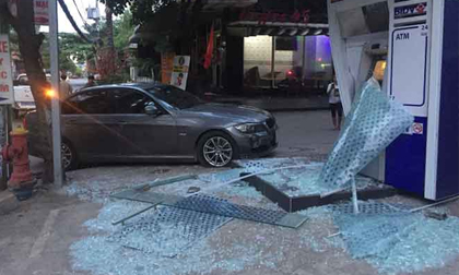 Trụ ATM ở Sài Gòn bể nát sau tiếng động lớn trong đêm