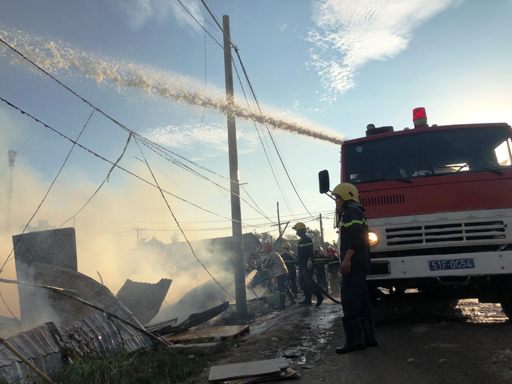 50 lán trại rực lửa, nhiều người rơi nước mắt nhìn tài sản thành tro - 3