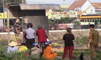 Kinh hãi phát hiện người chết treo cổ bên bốt điện