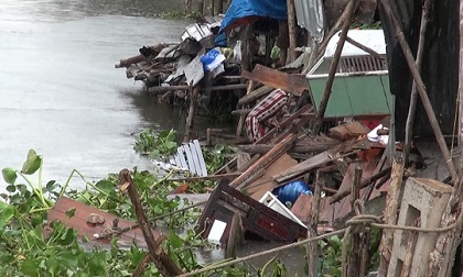 Sà lan tông sập nhà dân rồi bỏ chạy, nhiều trẻ em rớt xuống sông trong đêm