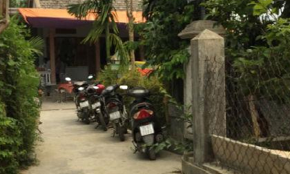 Mẹ cúi xuống nhặt dép quên không tắt máy, con 3 tuổi tử vong thương tâm do rồ ga xe