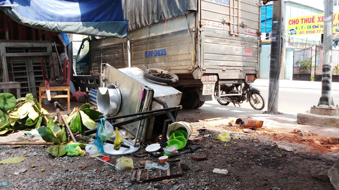 Ngồi ăn sáng trên vỉa hè, cả chục người tháo chạy khi “thần chết hỏi thăm” - 1