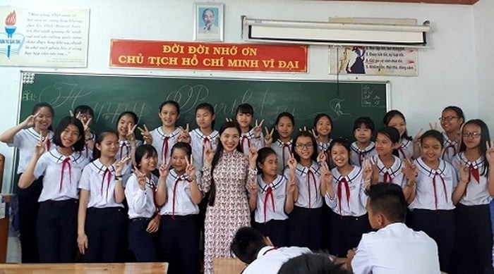 Cô Huyền và các em học sinh. Ảnh: Vietnamnet