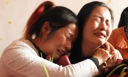 Bé gái 7 tuổi bị bắt cóc rồi đánh đập và cuộc đoàn tụ đẫm nước mắt sau 21 năm