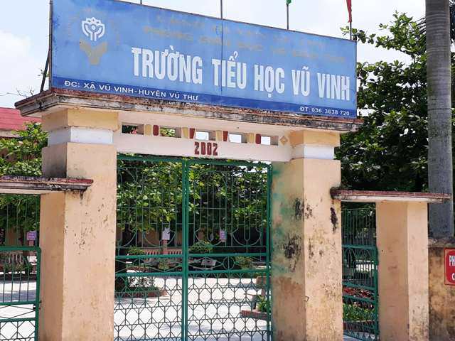 Bé trai lớp 1 không đọc thông, viết thạo bị cô giáo đánh bầm cánh tay