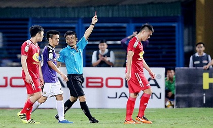 Ban trọng tài VFF: Lòng tự trọng của Vua, ở đâu?