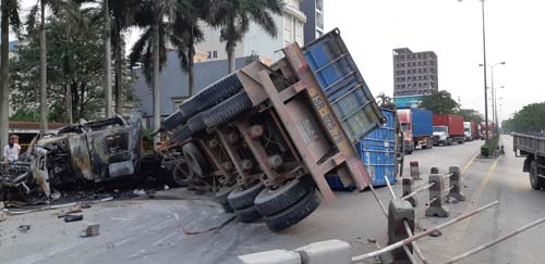 hai phong:2 xe container dam nhau kinh hoang, it nhat 1 nguoi chet hinh anh 3