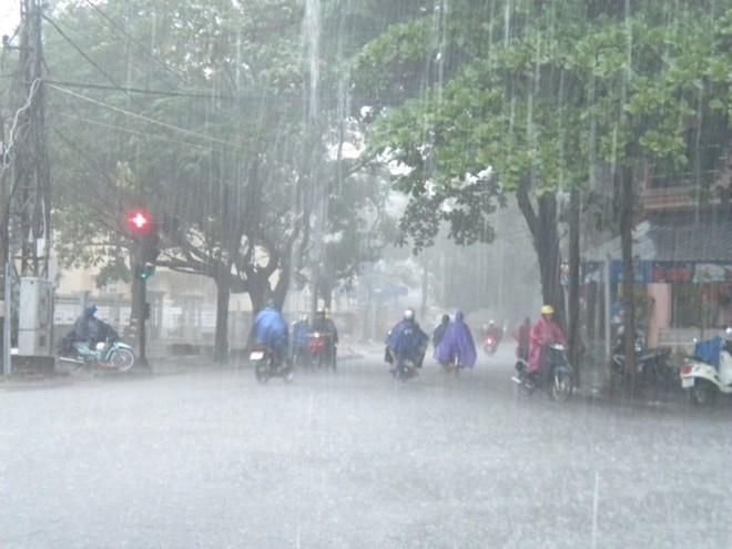 tin moi thoi tiet 10/5: canh bao mua dong tren ca nuoc, ha noi kha nang co mua da - 1