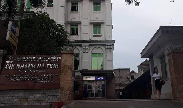 nhan vien ngan hang ke lai phut nhan mat bao cua 