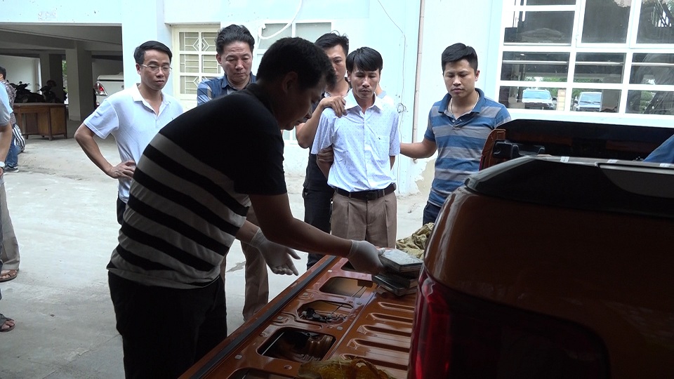 lao cai: bat 2 doi tuong, thu giu 329 banh heroin hinh anh 2
