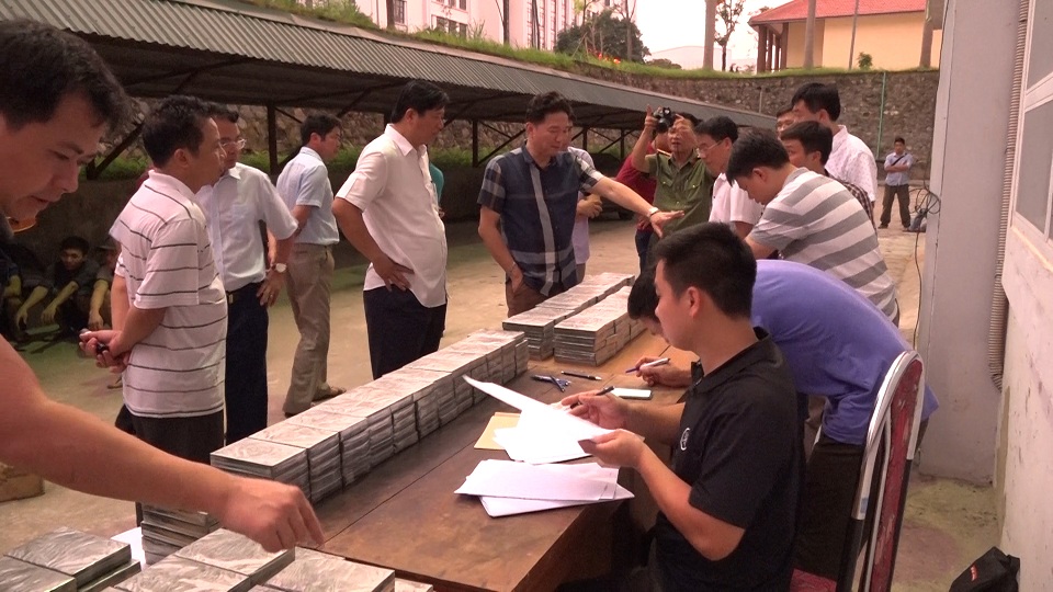 lao cai: bat 2 doi tuong, thu giu 329 banh heroin hinh anh 1