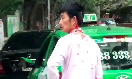 Sự thật bất ngờ vụ tài xế taxi bị người đàn ông đi Mercedes đánh