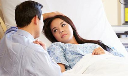 Đau thắt lòng khi chứng kiến cảnh ngày ngày chồng vào viện chăm nom người tình ốm nặng