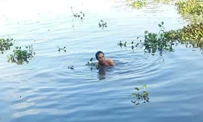 Hàng chục người ngụp lặn tìm bé trai mất tích dưới sông
