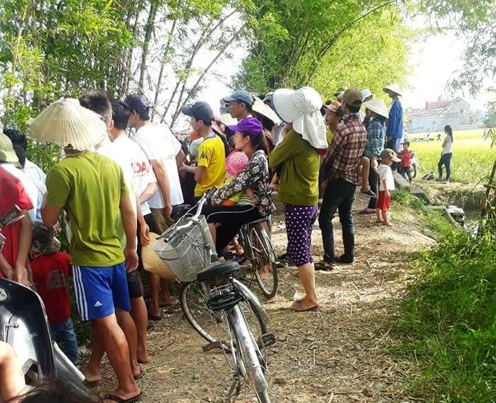 Tin nhanh - Hàng chục người ngụp lặn tìm bé trai mất tích dưới sông (Hình 2).