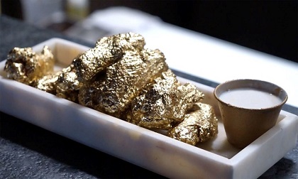 Cận cảnh món cánh gà chiên bọc vàng 24K chỉ có ở Mỹ