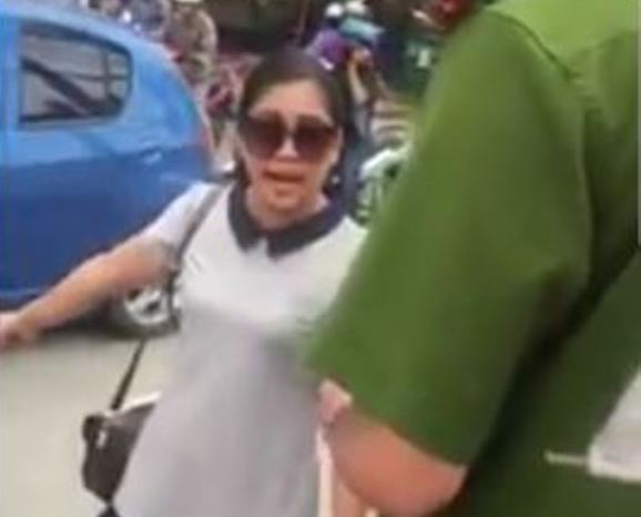 Hành xử lạ của nữ tài xế phát ngôn “con người không quan trọng” - 1