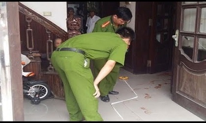Bàng hoàng phát hiện vợ tử vong, chồng nằm thoi thóp trên vũng máu