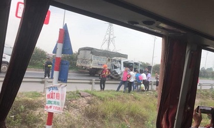 Xe tải đâm vào đuôi xe khách: 2 người chết, 6 người bị thương